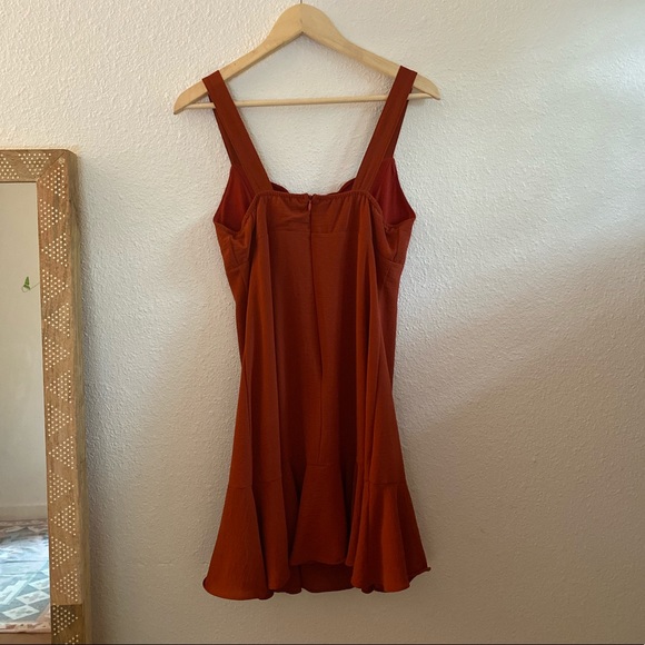 Scolloped Red Dress - Picture 3 of 4